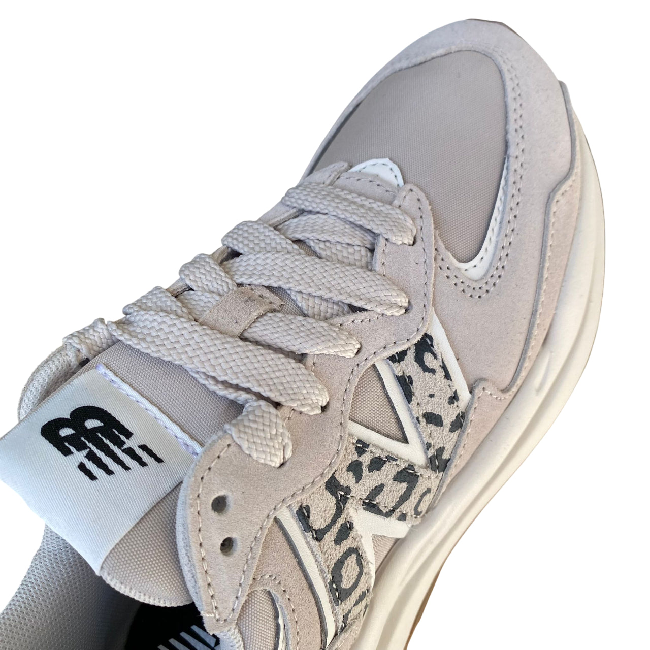 Dettaglio tomaia New Balance 5740 WB5740PB in camoscio e mesh beige per traspirabilità e stile