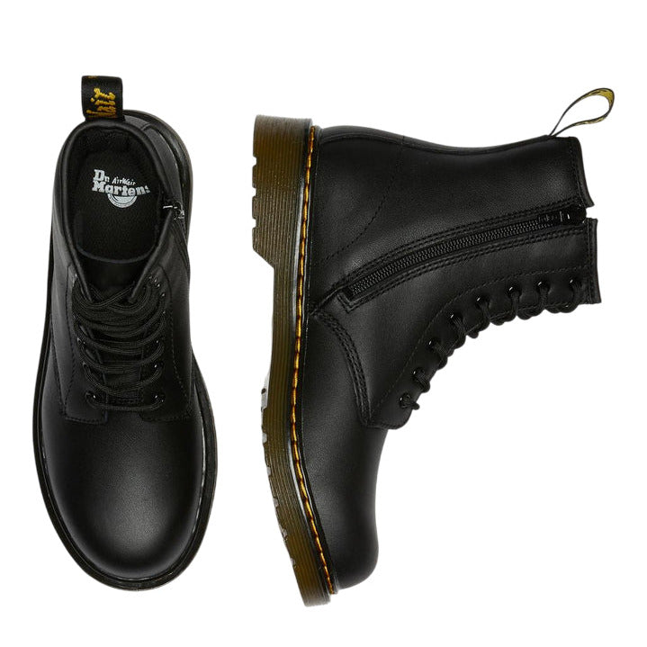Dr. Martens 1460 Y Junior Black 21975001 – l&#39;iconico anfibio che unisce stile ribelle e comfort sicuro per i più giovani a