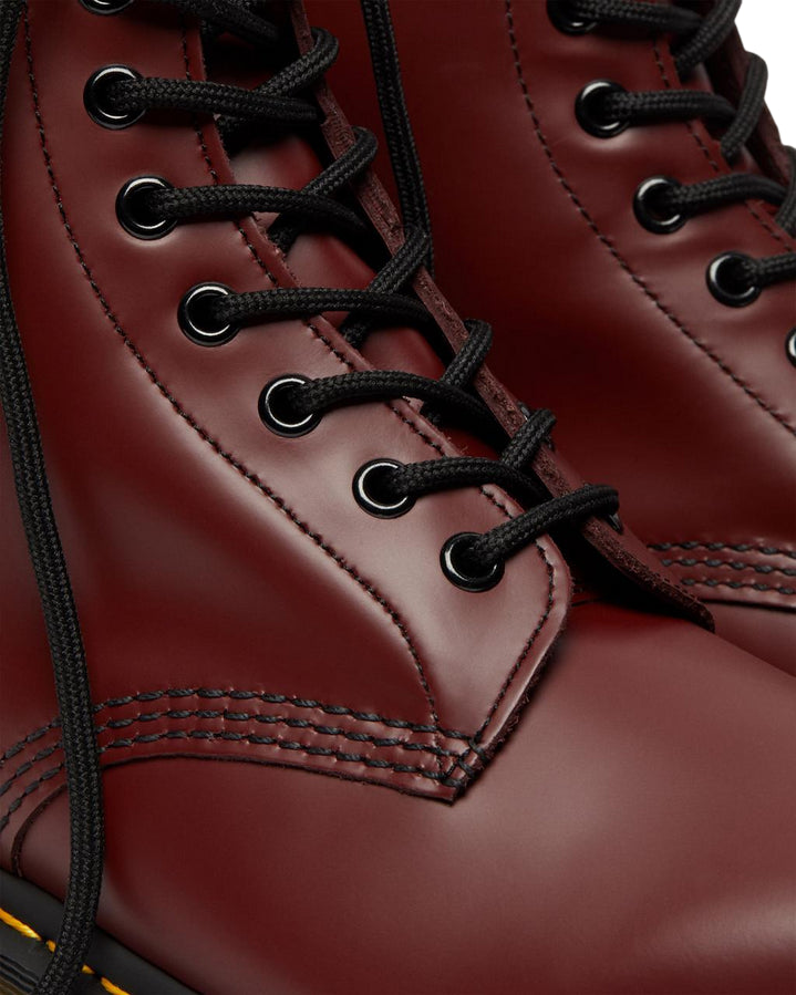 Dr. Martens – Stivale Stringato 1460 Mono 11822600 Rosso Ciliegia | Pelle Smooth, Icona Urban, Comfort Everyday - dettaglio laccio