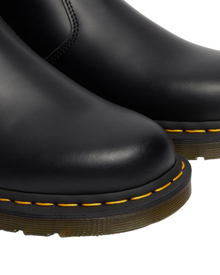 Dr. Martens – Stivaletti Chelsea 2976 22227001 Nero | Pelle Smooth, Cuciture Gialle Iconiche, Comfort Everyday Unisex - dettaglio punta