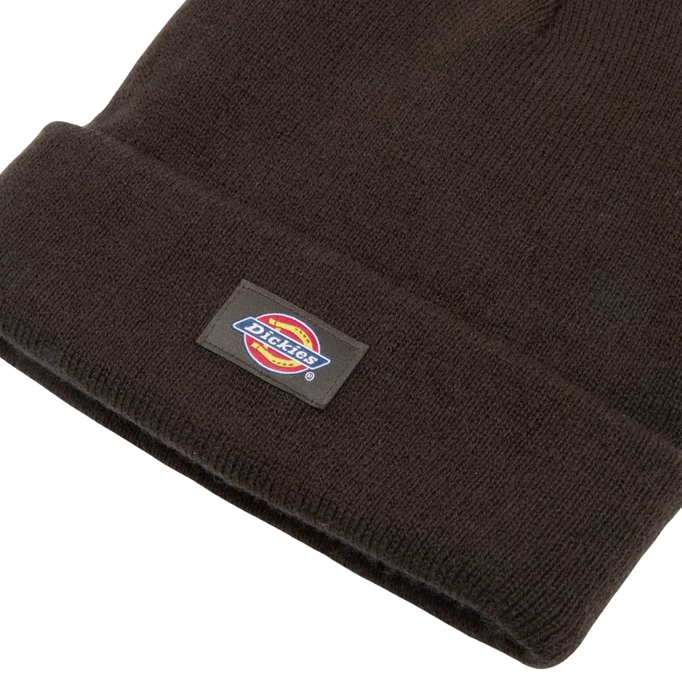 Etichetta Dickies cucita sul berretto Gibsland marrone, simbolo di autenticità e qualità del brand workwear americano - marrone