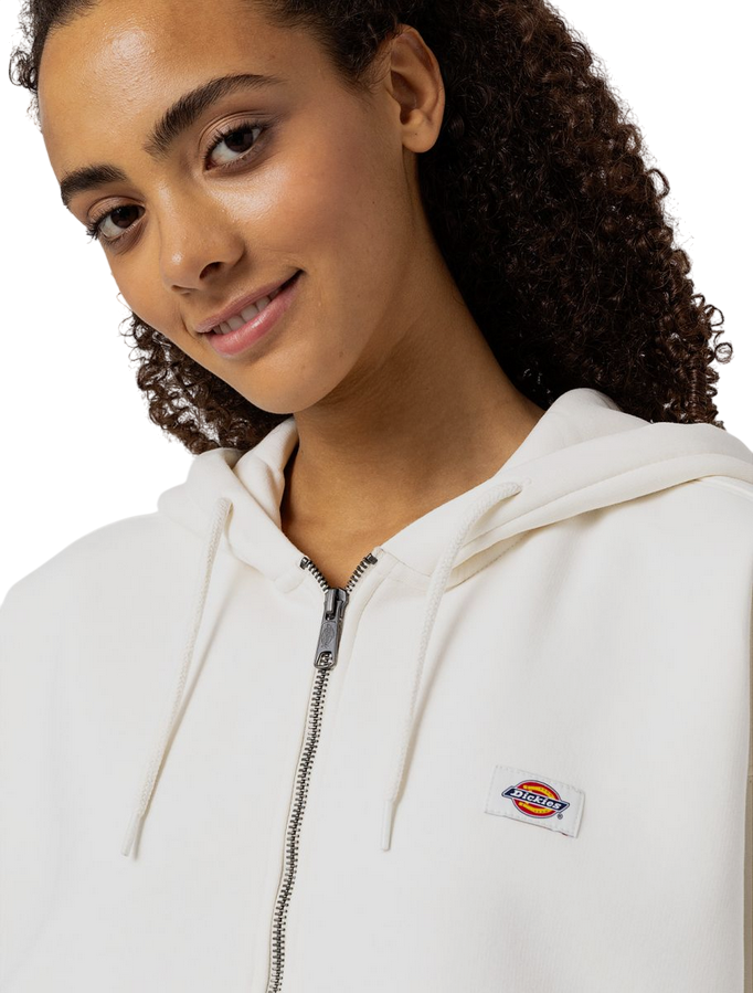 Dettaglio etichetta ricamata Dickies su felpa donna Oakport color ecru
