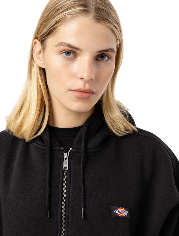 Dettaglio etichetta ricamata Dickies su felpa donna Oakport nera