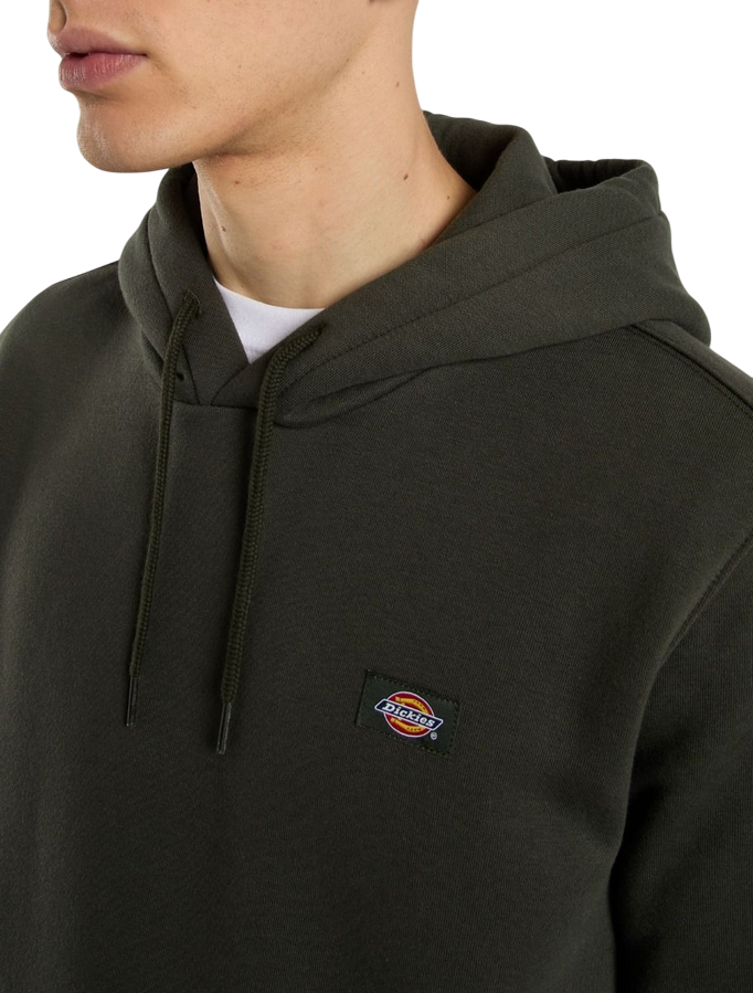 Dettaglio etichetta ricamata Dickies su felpa uomo Oakport verde oliva workwear