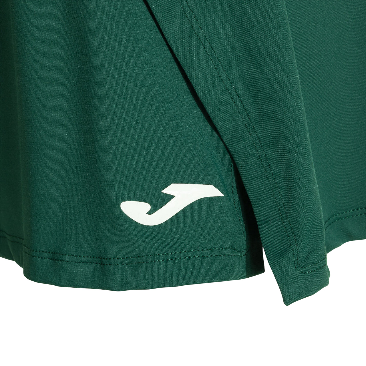 Dettaglio della gonna padel Joma verde da donna, mostra la qualità del tessuto tecnico e le finiture sportive