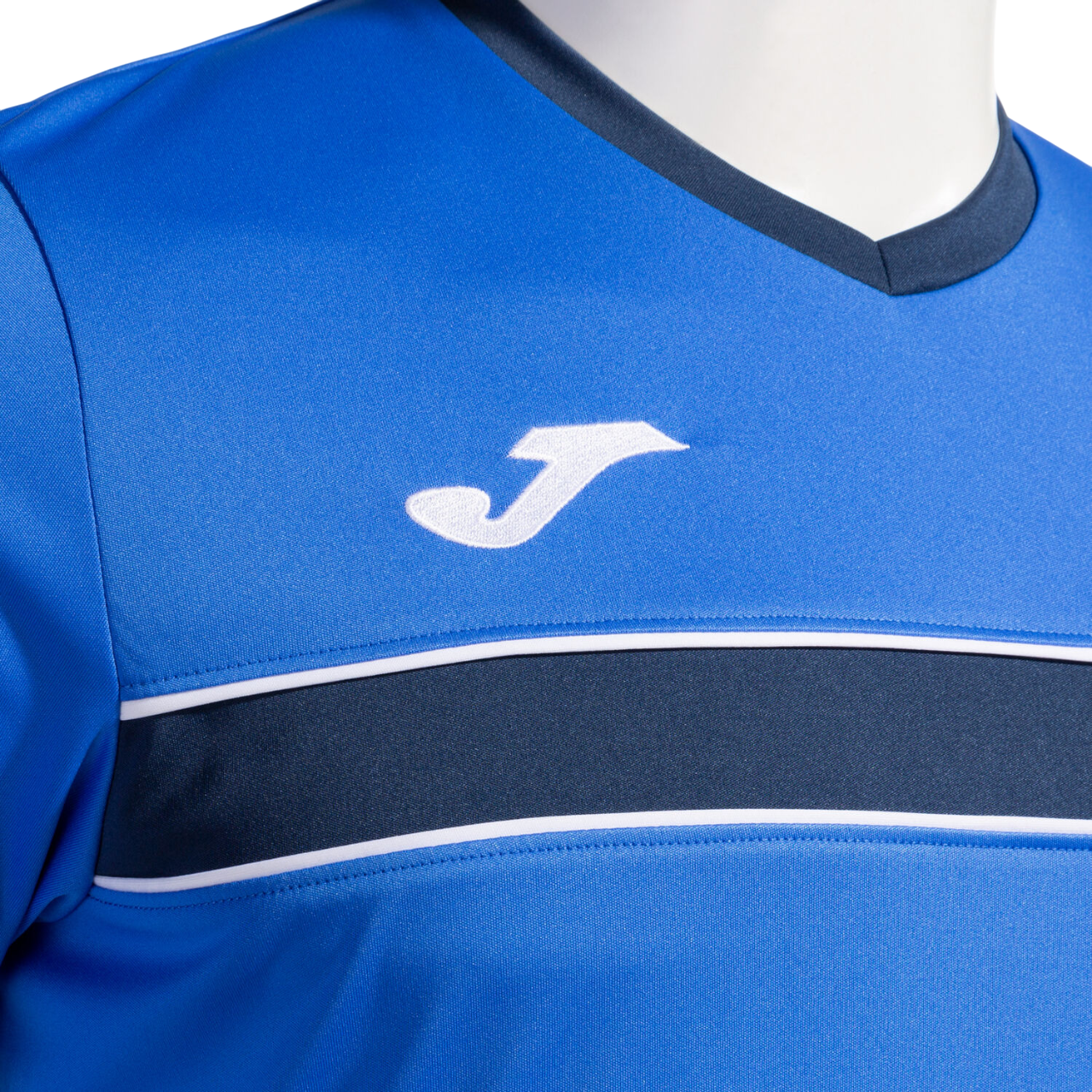 Completo calcio Joma Victory Set uomo #103734.703 blu reale/blu navy, maglia con collo a V e pantaloncino coordinato, tessuto traspirante con dettagli a contrasto