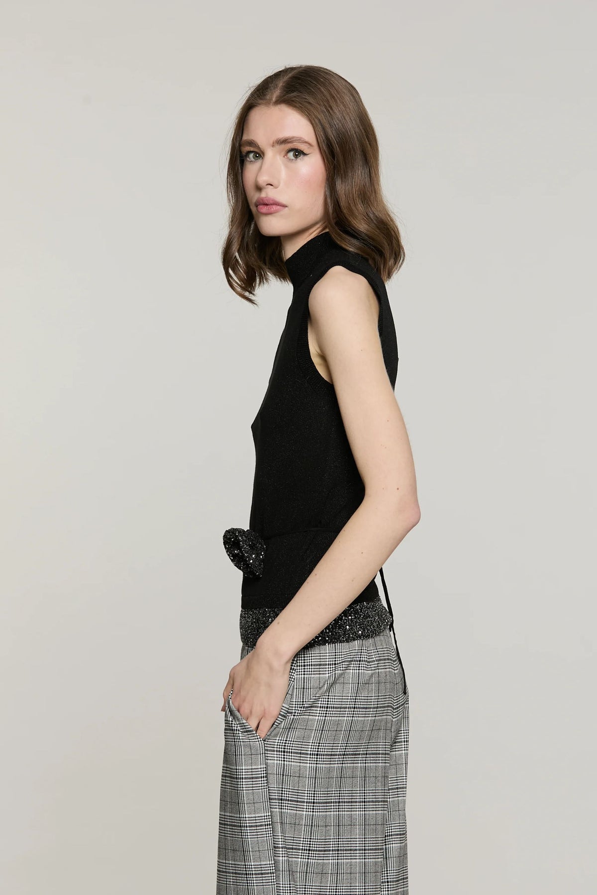 Relish Maglia OPERATOR senza maniche collo alto con fondo paillettes più cintura fiore con strass DRA2602637023 nera