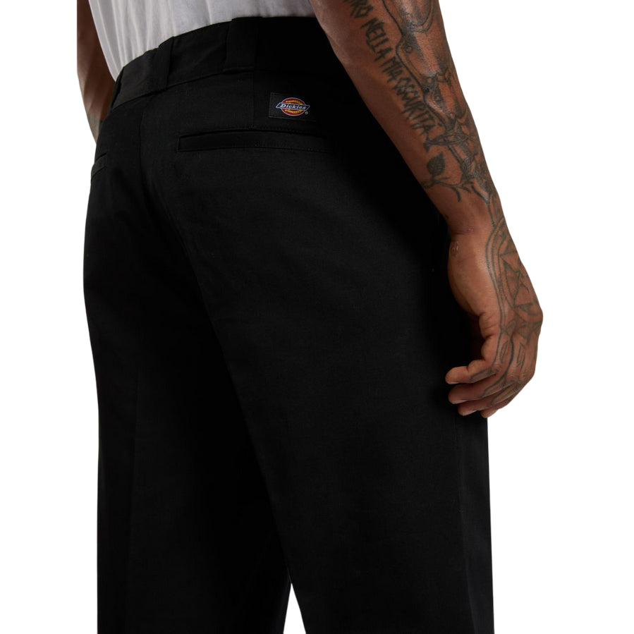 Logo Dickies ricamato sui pantaloni da lavoro Regular 247, simbolo di autenticità e qualità nel settore abbigliamento professionale