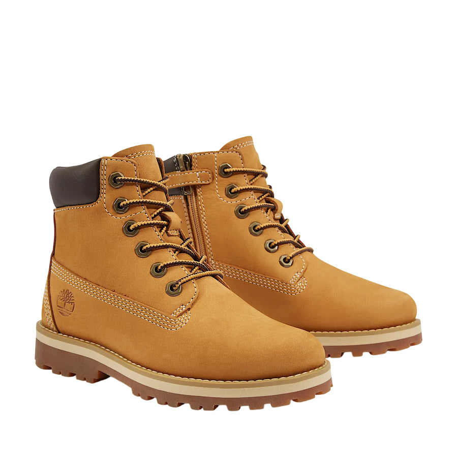 "Logo Timberland ricamato sullo scarponcino Junior Chelsea Courma, simbolo di qualità e autenticità del brand outdoor