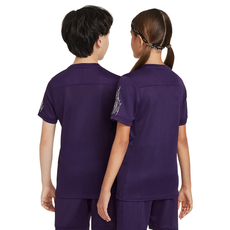 Vista posteriore della maglia da calcio Nike Mbappé Academy per ragazzi in viola con tecnologia Dri-FIT
