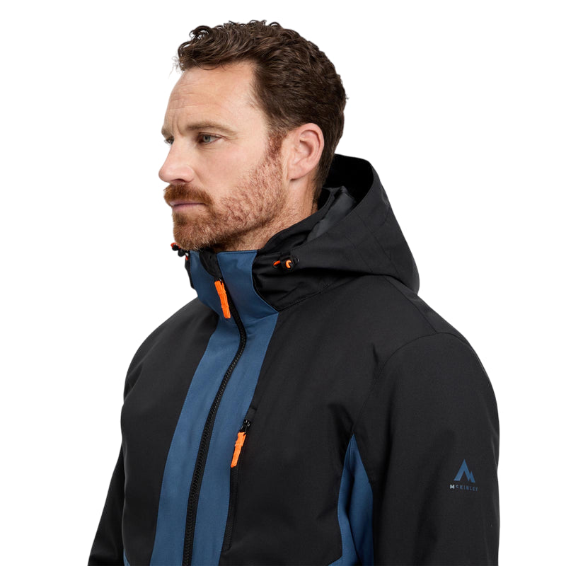 McKINLEY Giacca da Uomo Gian 429180-906 Blu – Protezione Outdoor, Comfort Dinamico e Stile Versatile - logo