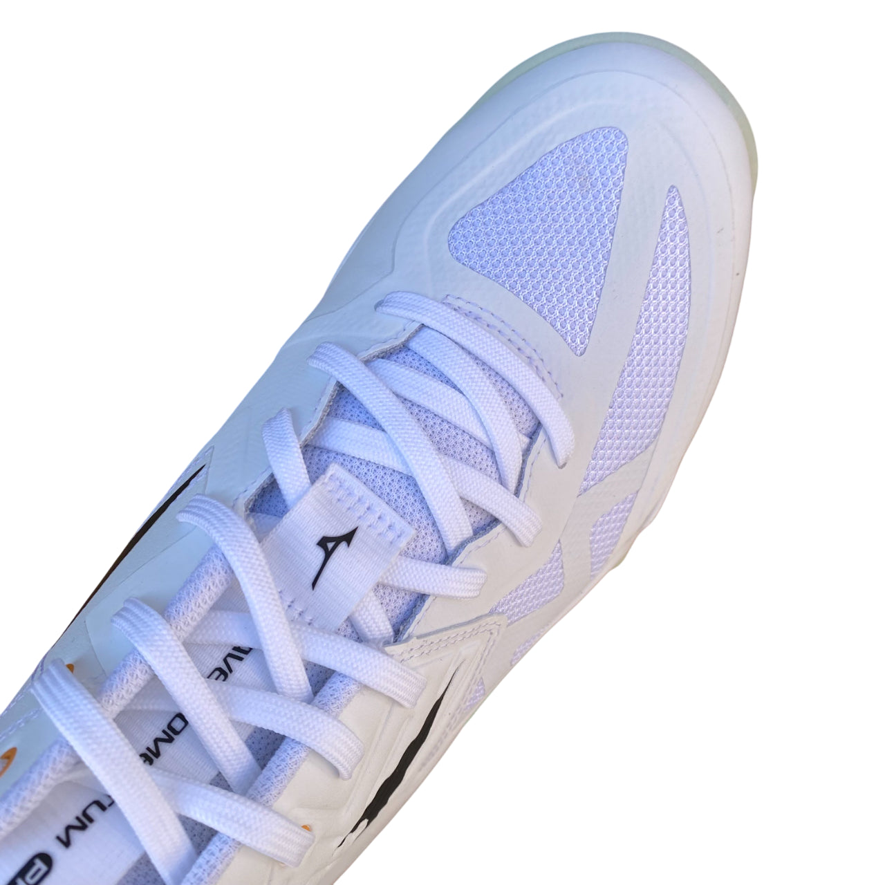 Mizuno Wave Momentum Pro Mid V1GA254521 Bianco - Scarpe da Pallavolo con Ammortizzazione e Stabilità Avanzate - punta
