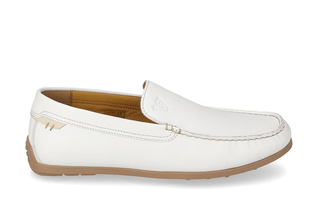 Mocassino con tomaia e sottopiede in pelle.