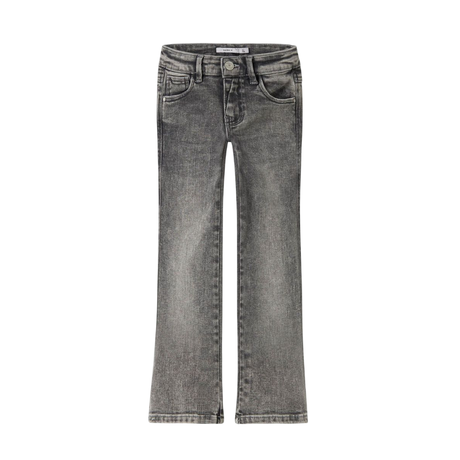 Dettaglio tessuto denim nero slavato e cuciture di qualità sui jeans Name it junior, vista frontale