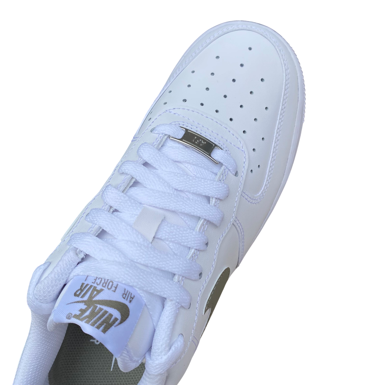 Nike Air Force 1 '07 bianche con dettagli verdi da uomo modello FJ4146-116, sneakers iconiche con design classico, suola in gomma e tomaia in pelle premium per stile urbano - punta