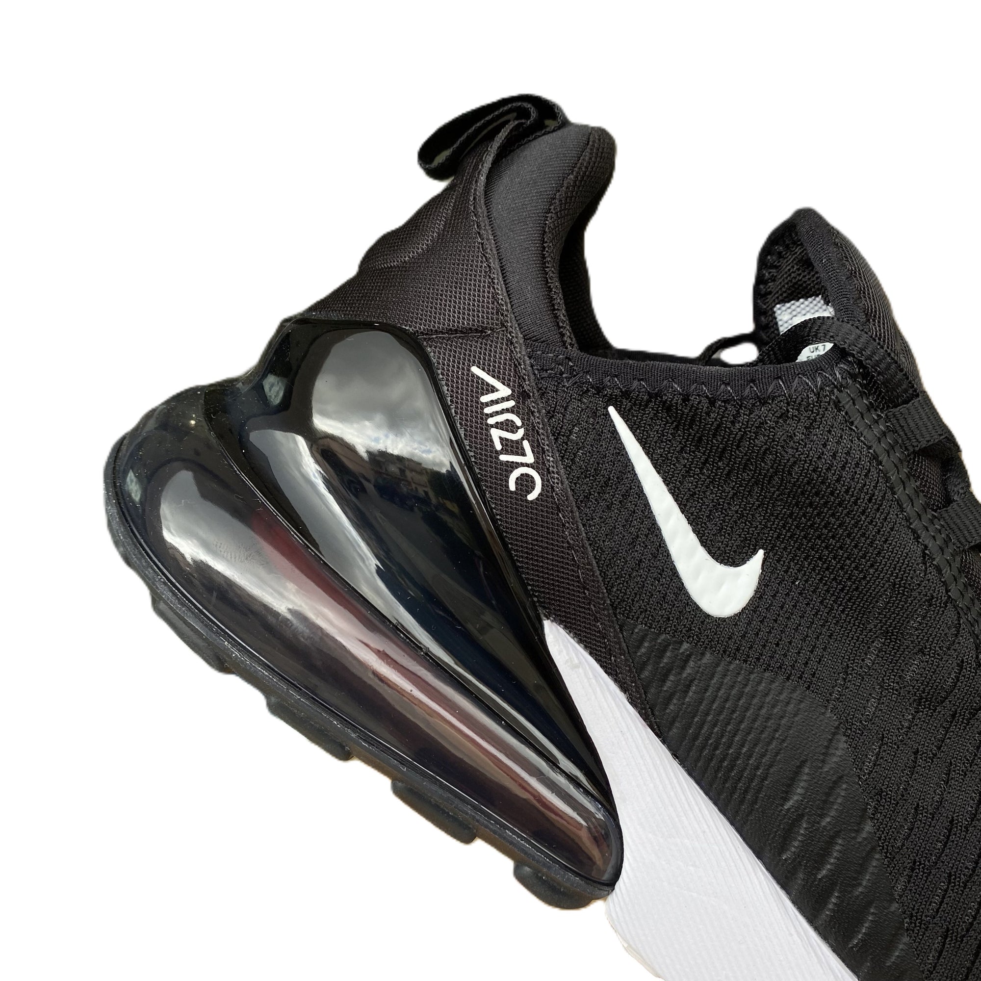 Nike Air Max 270 nero-bianche da uomo modello AH8050-002 con unità Air visibile, design moderno e ammortizzazione superiore per uso quotidiano e sportivo - tacco