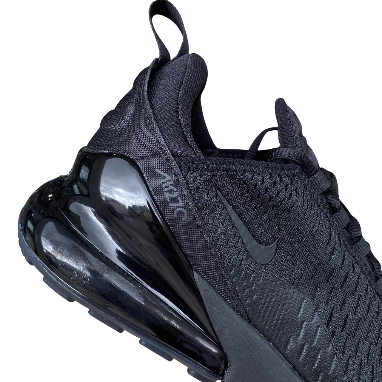Nike Air Max 270 total black da uomo modello AH8050-005 con unità Air visibile, design elegante e ammortizzazione superiore per uso quotidiano e sportivo - tacco