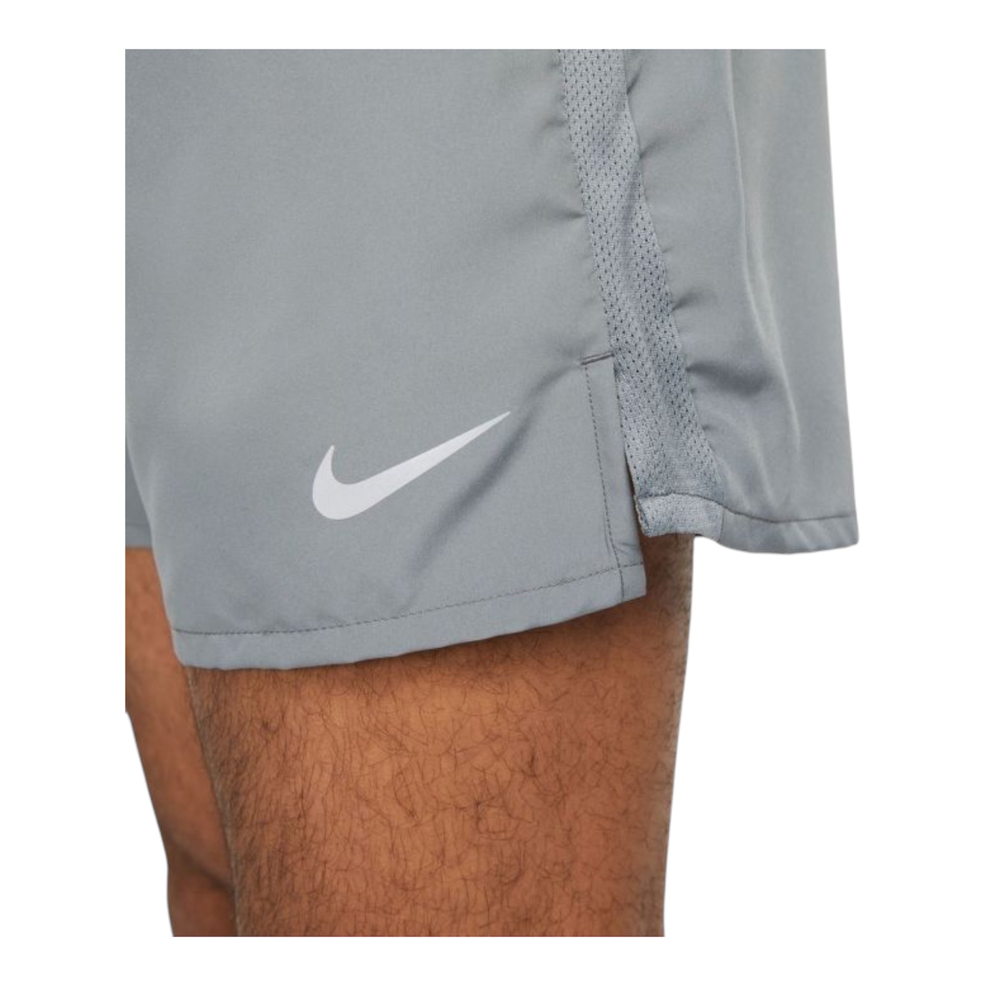 Nike Challenger Shorts da running Dri-FIT con slip foderati 13 cm – Uomo DV9363-084 Grigio lato con logo