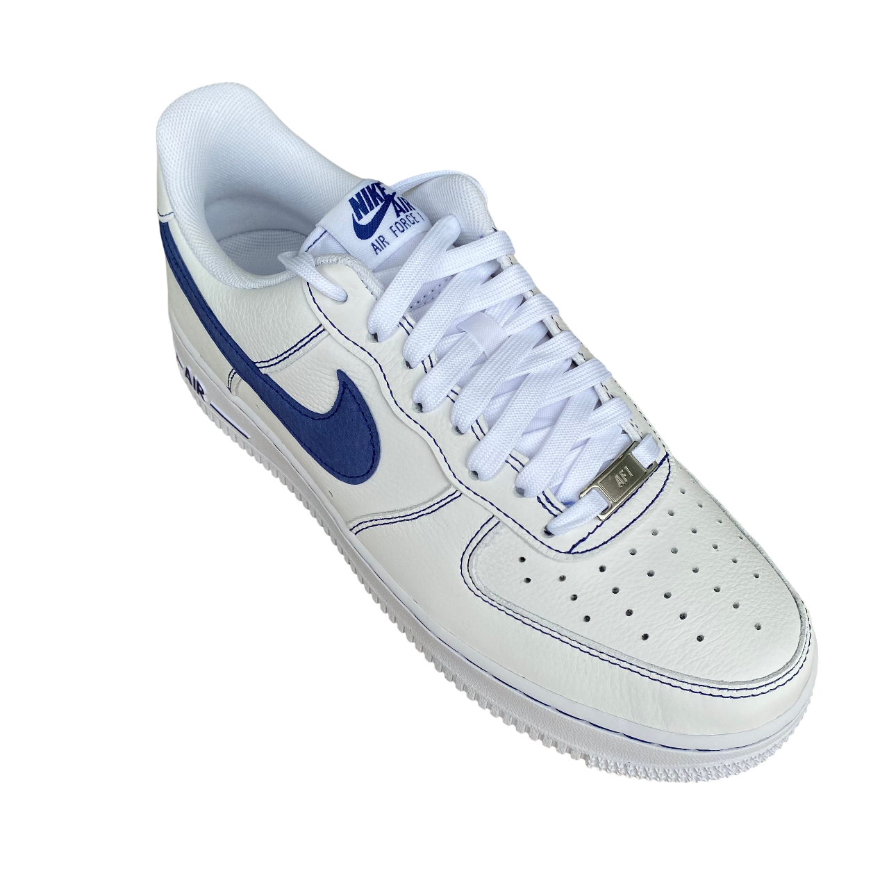 Vista dall'alto delle Nike Air Force 1 '07 LBV bianco azzurro, silhouette classica con accenti colorati