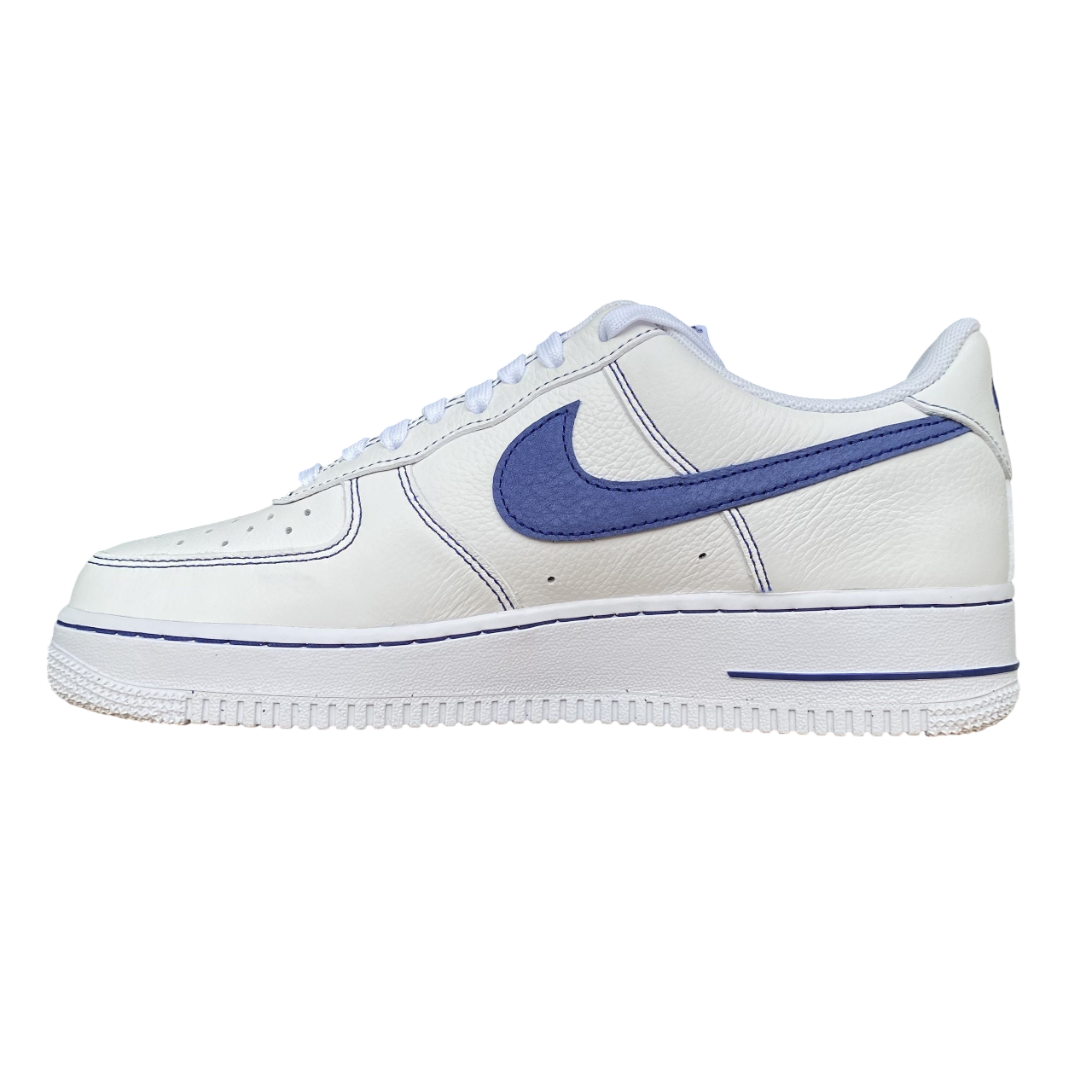 Vista laterale interna delle Nike Air Force 1 '07 LBV bianco azzurro, calzature iconiche con dettagli in azzurro