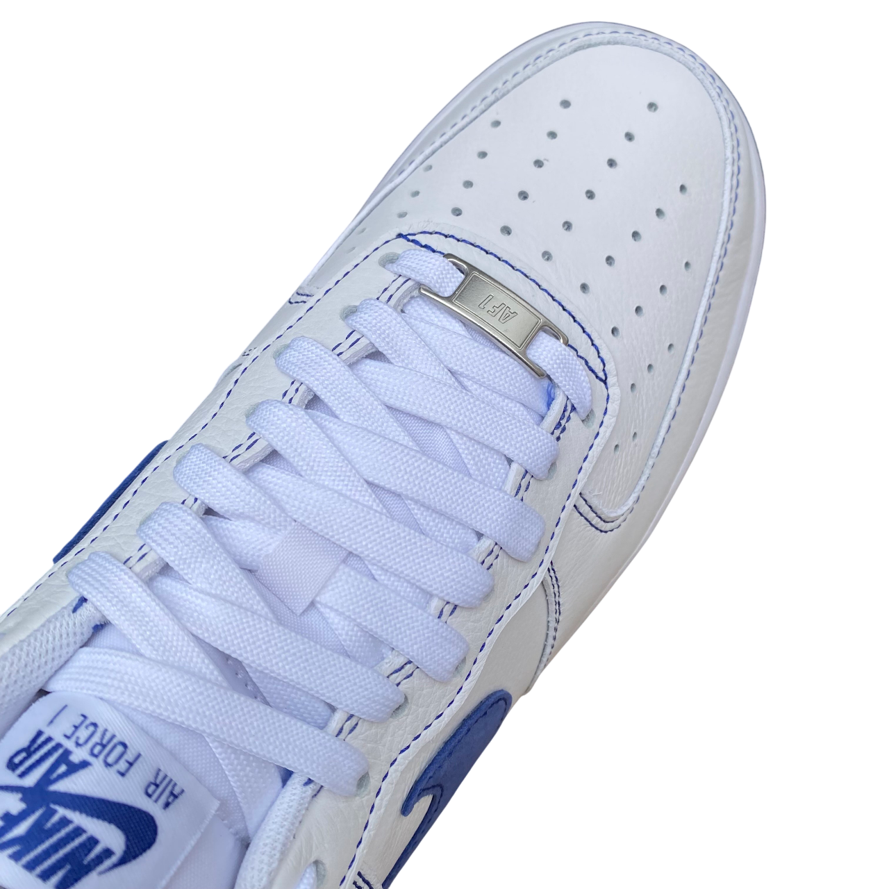 Vista dall'alto delle Nike Air Force 1 '07 LBV bianco azzurro, silhouette classica con accenti colorati