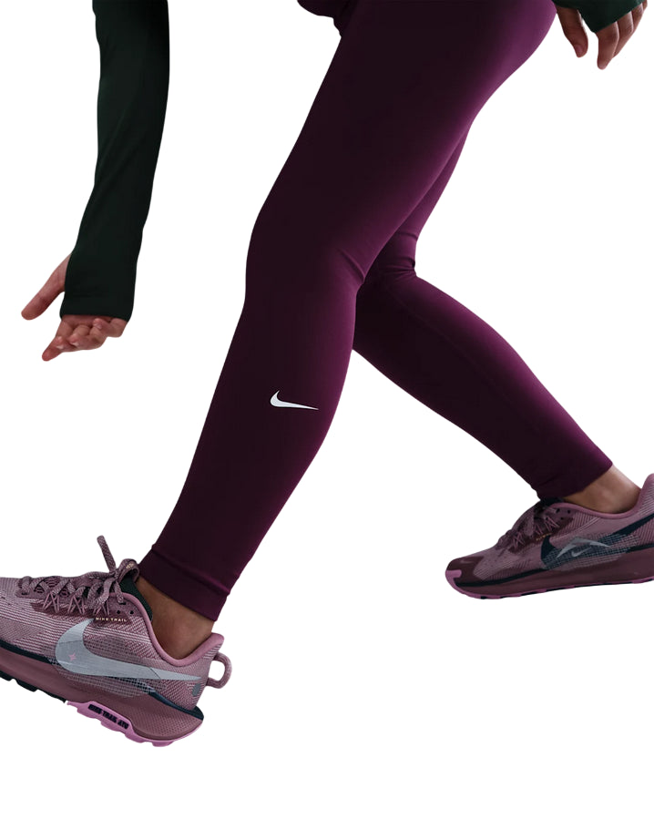 Nike Leggings Vita Alta Dri-FIT One FZ5605-610 Bordeaux – Morbidi, Traspiranti, Per Ragazze - logo