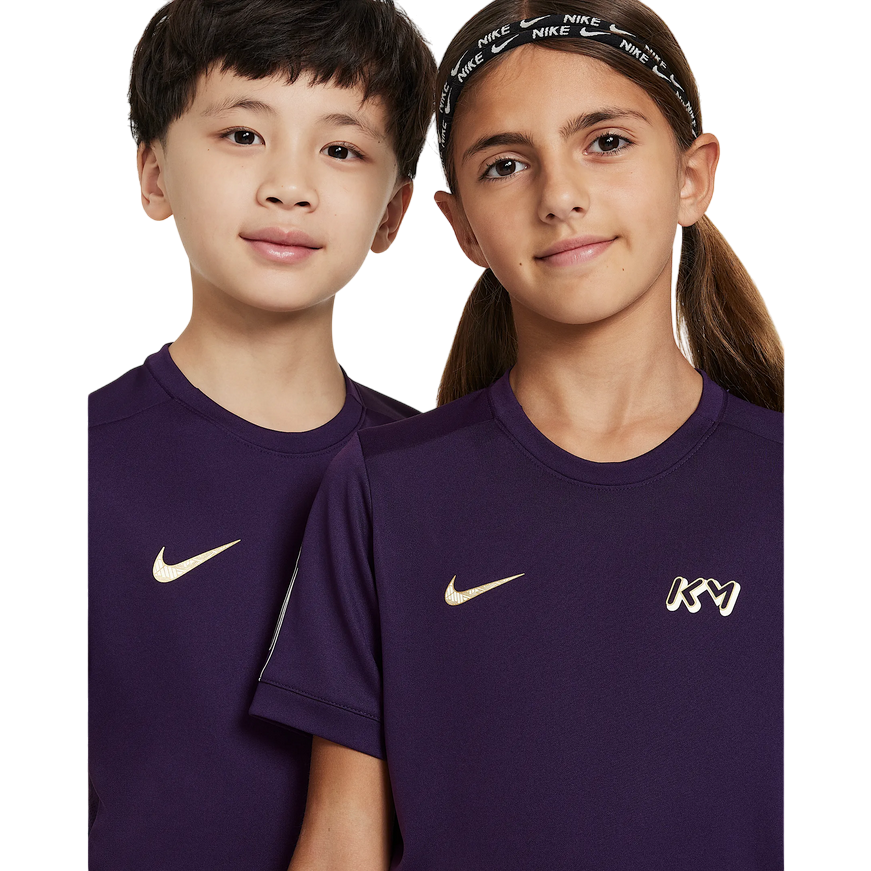 Primo piano del tessuto traspirante Dri-FIT della maglia da calcio Nike Mbappé Academy per junio