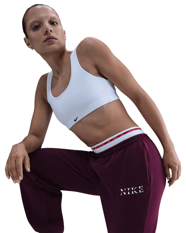 Nike Pantaloni Tuta Donna Phoenix Fleece IH4055-610 Rosa – vita alta, comfort, stile sportivo - intero frontaleNike Pantaloni Tuta Donna Phoenix Fleece IH4055-610 Rosa – vita alta, comfort, stile sportivo - dettaglio logo