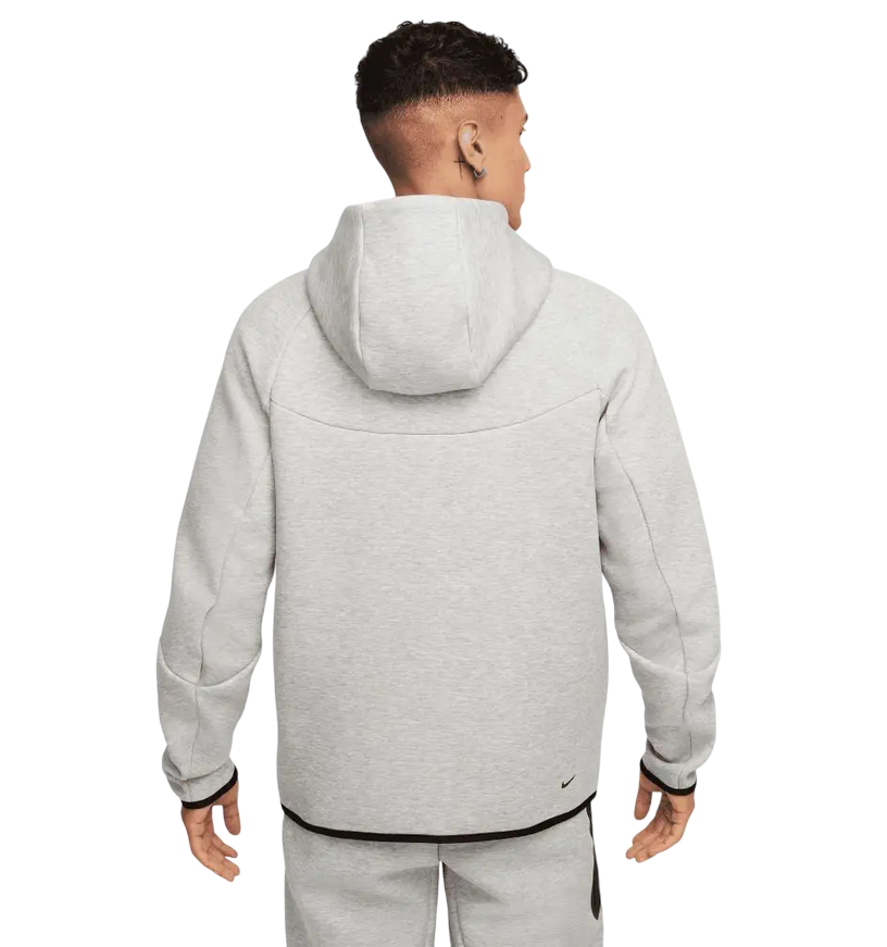 Felpa Nike Tech Fleece Windrunner da uomo con cappuccio, modello HV0949-063 grigio, design iconico con linee chevron, zip integrale e tasche laterali
