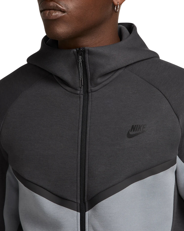 Nike Tech Giacca Uomo Windrunner HV0949-061 grigio - logo