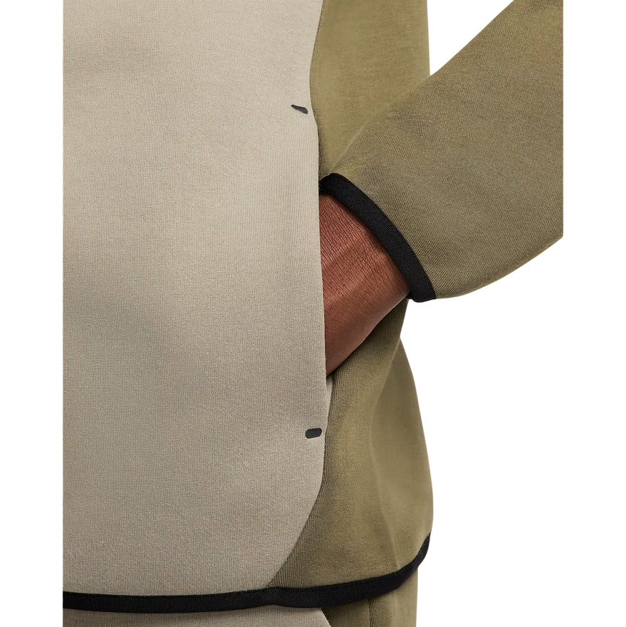 Nike Tech Giacca Uomo Windrunner HV0949-222 Verde - Vista Frontale - Dettaglio Tasca