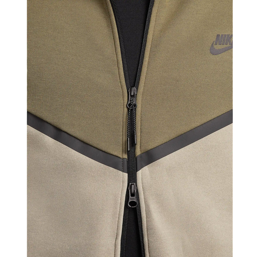 Nike Tech Giacca Uomo Windrunner HV0949-222 Verde - Vista Frontale - Dettaglio Zip