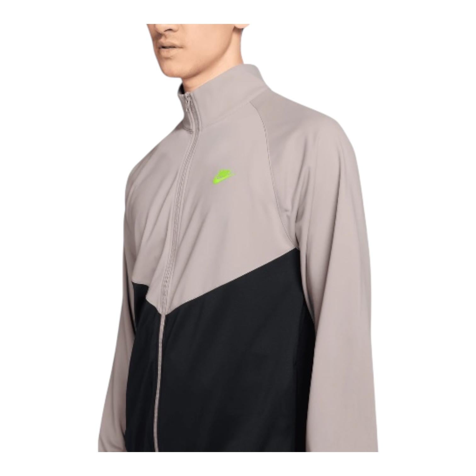 Nike Tuta uomo Windrunner IF1623-011 beige-nero particolare logo