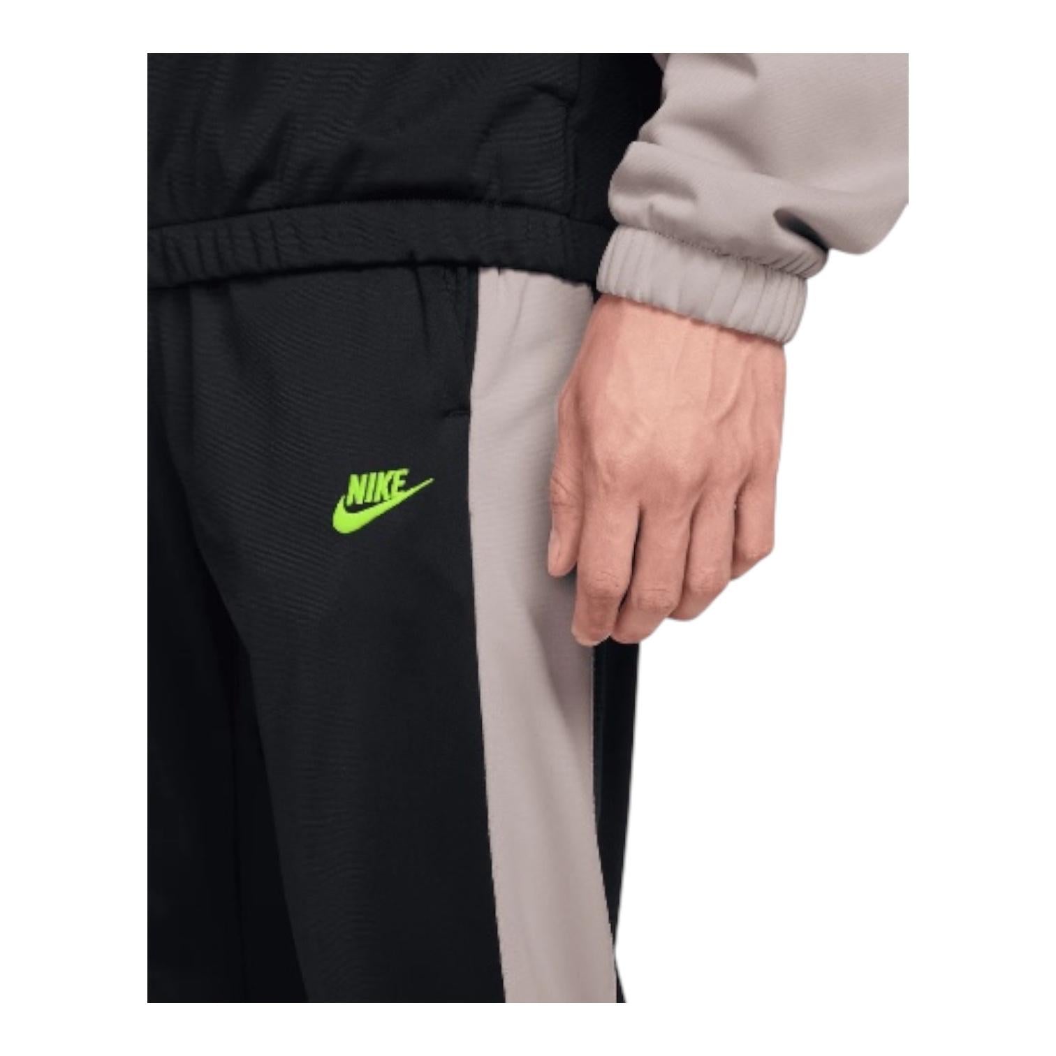 Nike Tuta uomo Windrunner IF1623-011 beige-nero particolare logo pantalone