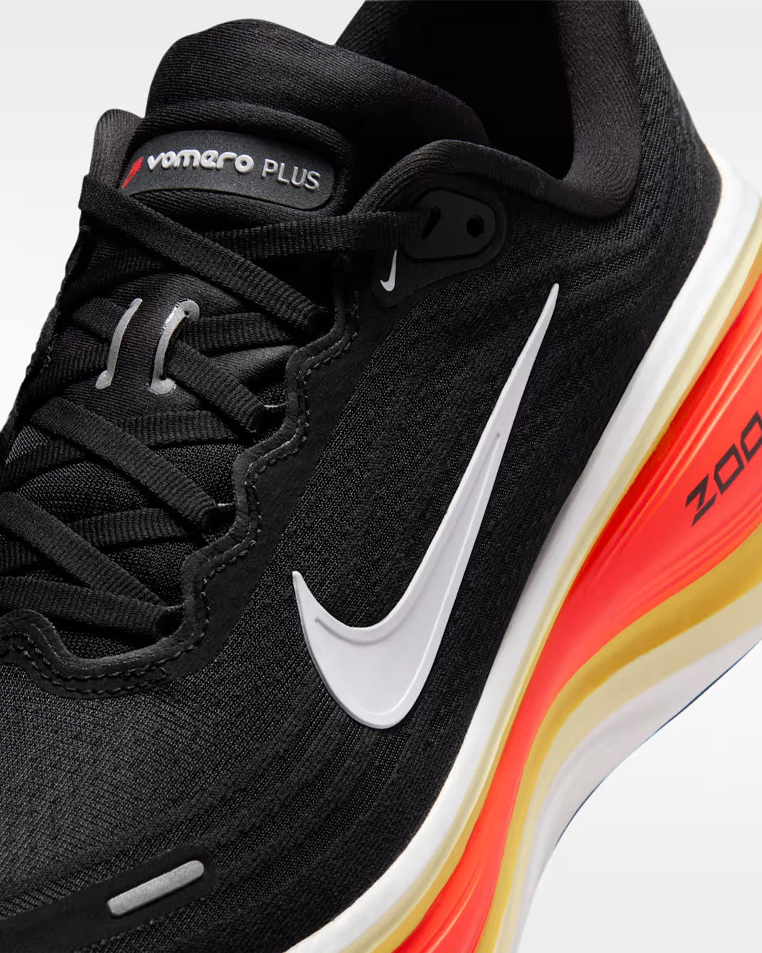 Nike Vomero Plus HV8150-009 Nero Bright Crimson Running Uomo vista laccio