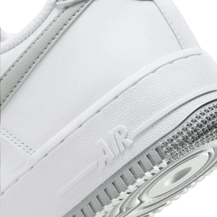 Nike scarpa sneakers da uomo Air Force 1 &#39;07 FJ4146-100 bianco grigio