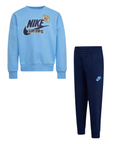 Nike tuta felpa girocollo e pantalone da ragazzo Sense of Adventure 86L947-U90 celeste-blu