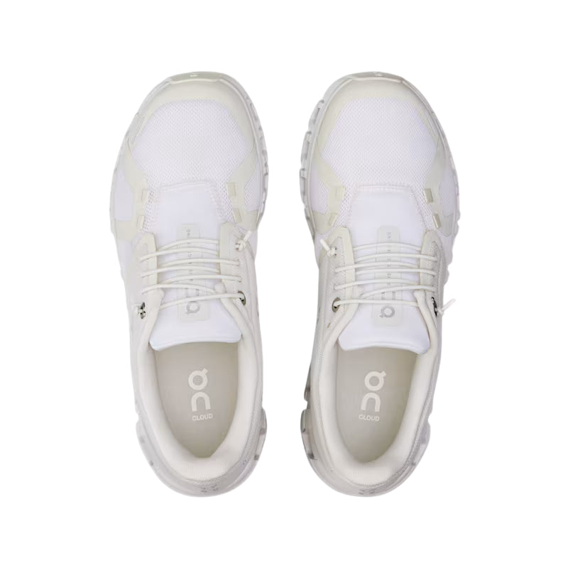 Vista dall'alto delle scarpe running On Cloud 6 donna bianche, tomaia traspirante e design moderno