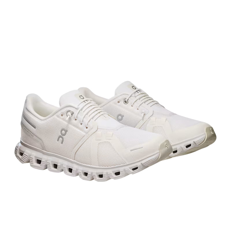 Vista frontale delle scarpe running On Cloud 6 donna bianche, punta ergonomica per comfort ottimale