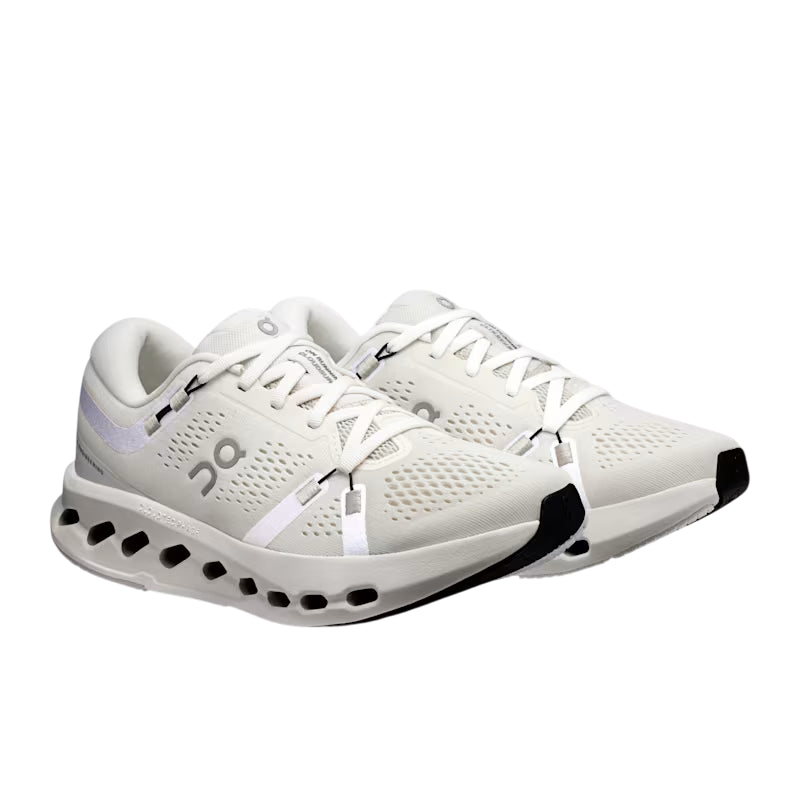 Vista frontale delle scarpe running On Cloudsurfer 2 donna avorio, punta ergonomica con tacchettatura ottimizzata