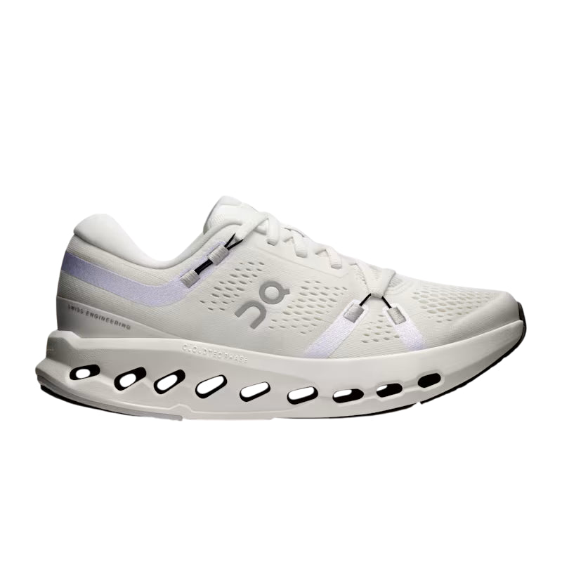 Scarpe running On Cloudsurfer 2 donna avorio con tecnologia CloudTec Phase, vista laterale che mostra il design elegante e femminile