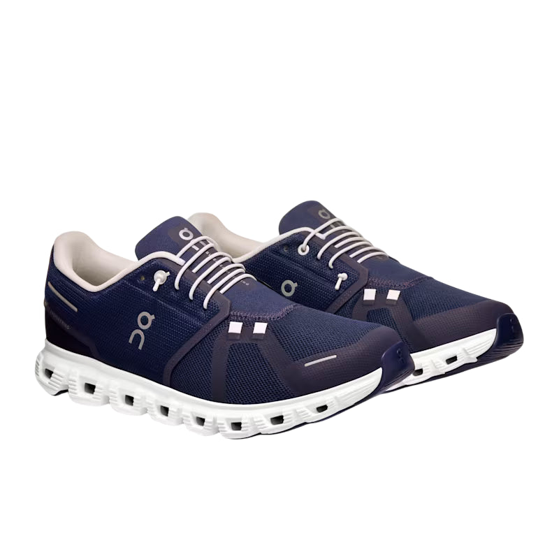 Vista frontale delle scarpe running On Cloud 6 uomo blu-bianco, punta ergonomica per performance ottimali