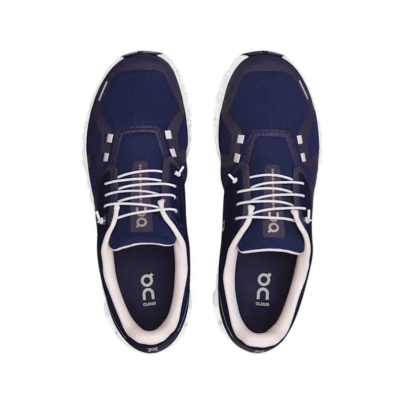 Vista dall'alto delle scarpe running On Cloud 6 uomo blu-bianco, tomaia traspirante e apertura più ampia per comfort