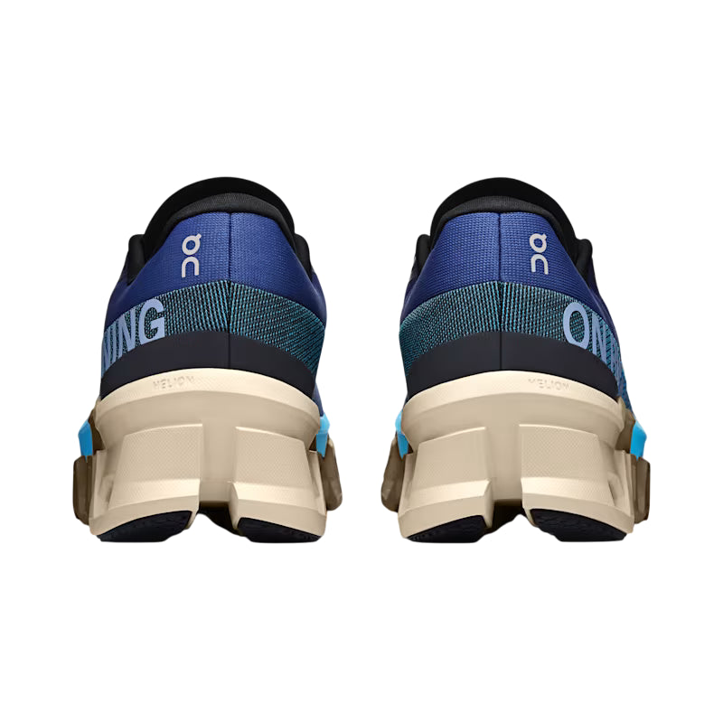 Vista posteriore delle scarpe running On Cloudmonster 2 uomo tempesta-orizzonte, Speedboard in misto nylon per propulsione massima