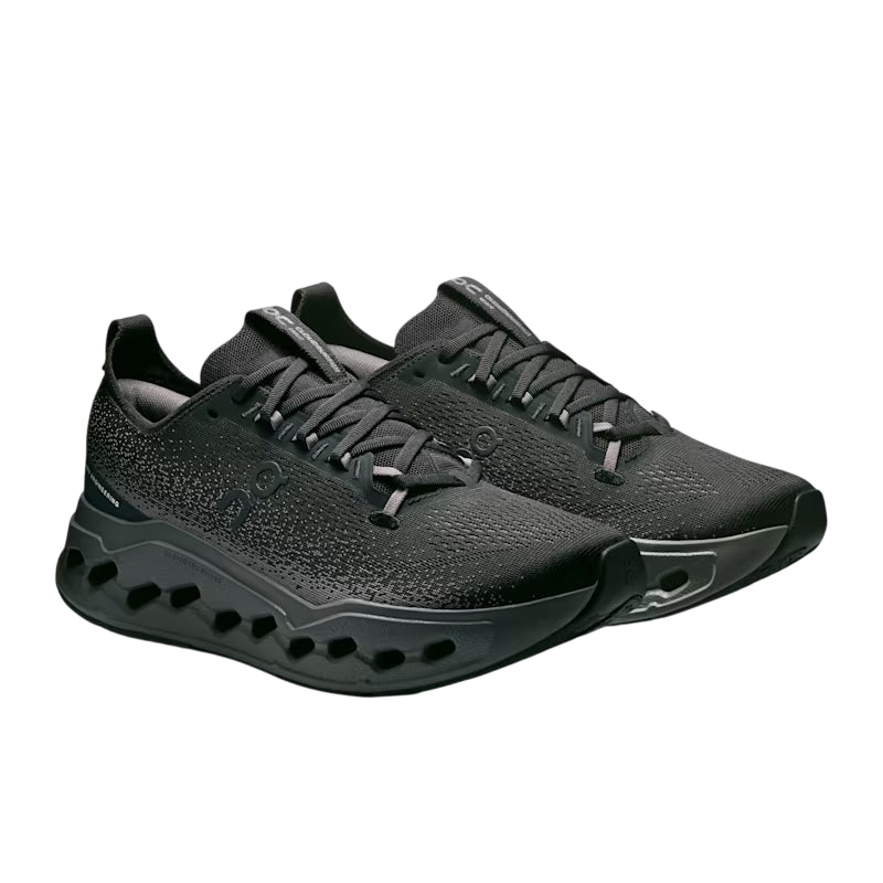 Vista frontale delle scarpe running On Cloudsurfer Max uomo nero-eclissi, scorri-lacci di ultima generazione per calzata sicura