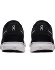 Vista posteriore delle scarpe running On Cloud 6 uomo nero-bianco, supporto del tallone migliorato per stabilità