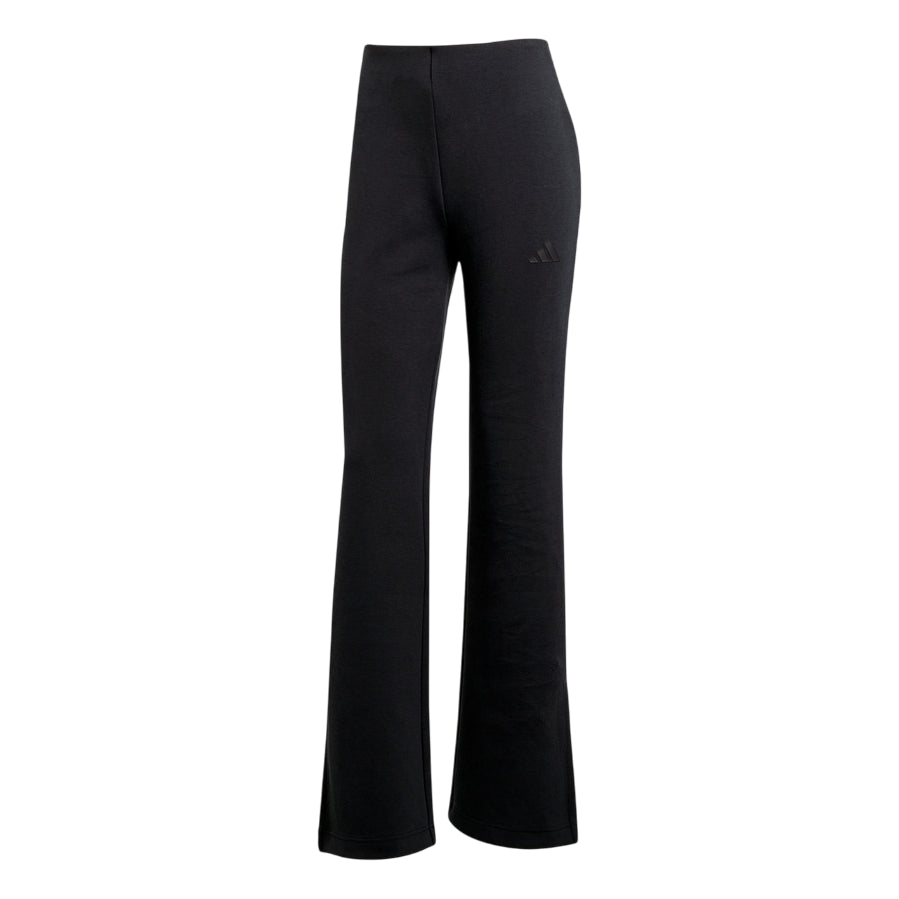 Modella che indossa il pantalone svasato Adidas Soft Lux nero, mostrando la vestibilità aderente e il comfort del taglio