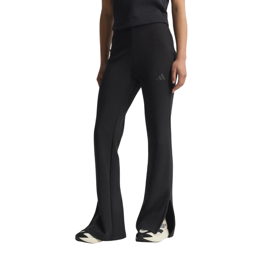 Pantalone svasato nero Adidas donna modello Soft Lux con taglio aderente e morbido, perfetto per il tempo libero e lo sport