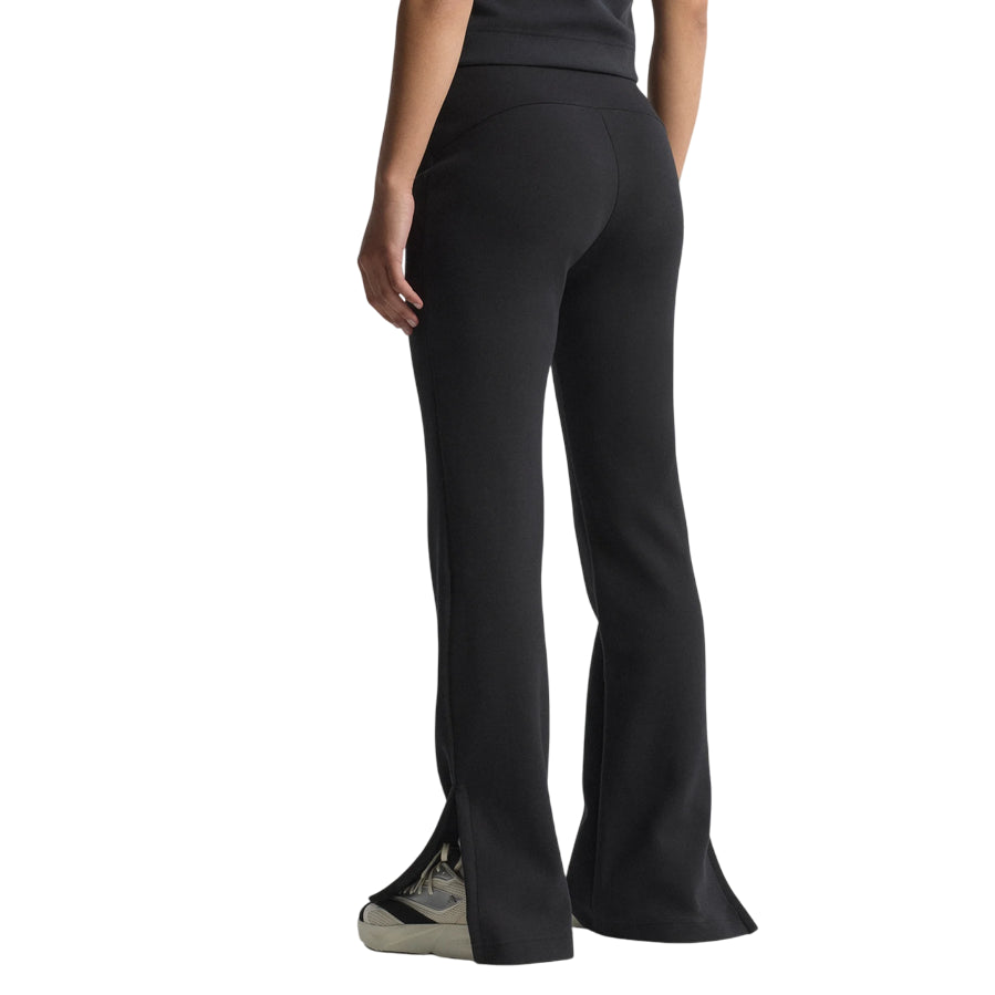 Pantalone svasato nero Adidas donna modello Soft Lux con taglio aderente e morbido, perfetto per il tempo libero e lo sport, vista posteriore
