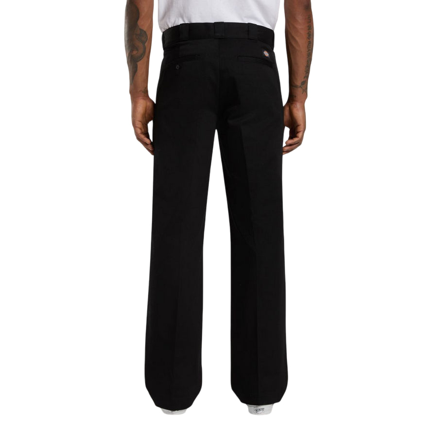 Lavoratore che indossa i pantaloni Dickies Regular 247 neri, mostrando la vestibilità comoda e lo stile professionale